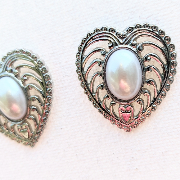 Vintage elegant heart shaped earring studs silver toned metal with pearl center - Picture 2 of 5